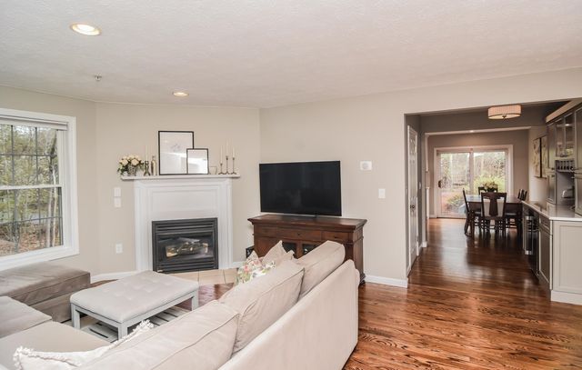 14 Georgetowne Drive, Nashua, NH 03062