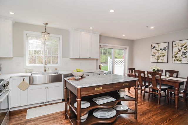 14 Georgetowne Drive, Nashua, NH 03062