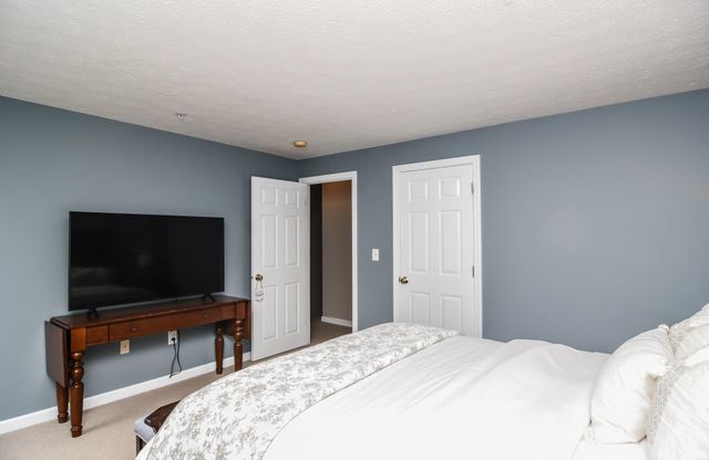 14 Georgetowne Drive, Nashua, NH 03062