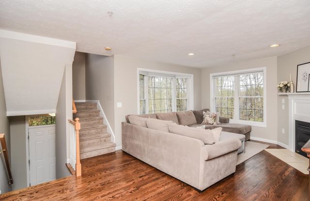 14 Georgetowne Drive, Nashua, NH 03062