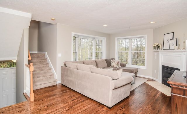 14 Georgetowne Drive, Nashua, NH 03062