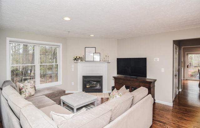 14 Georgetowne Drive, Nashua, NH 03062
