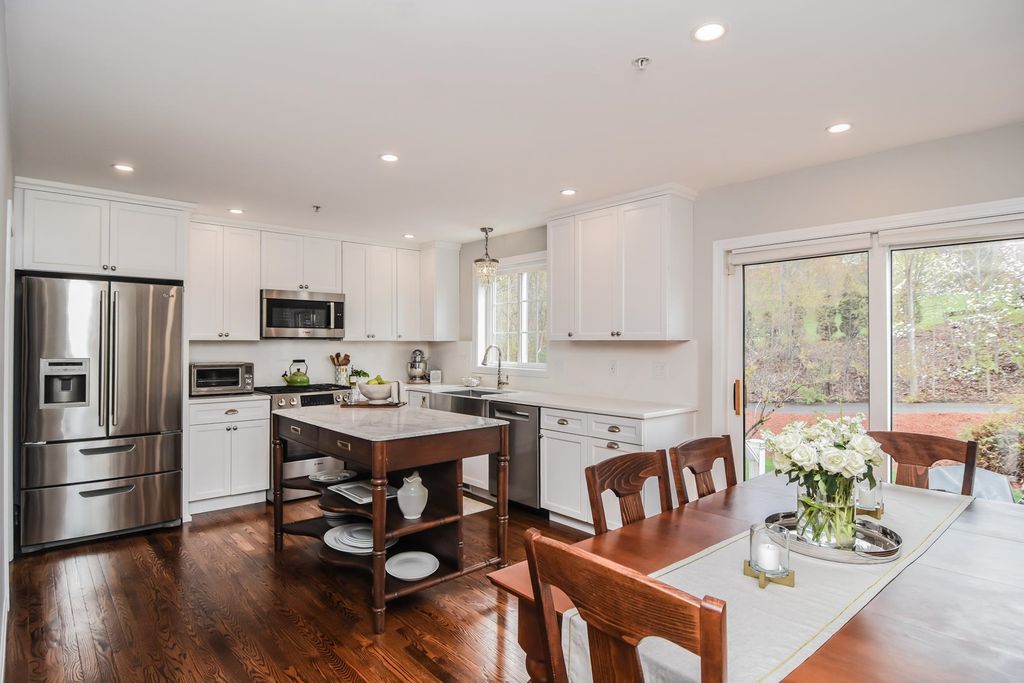 14 Georgetowne Drive, Nashua, NH 03062