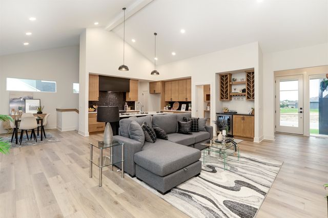 252 S Ciderbluff Cir, Wichita, KS 67052