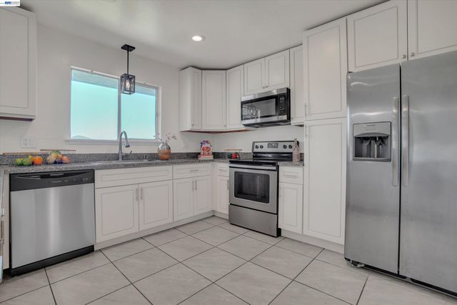 4284 Hillview Dr, Pittsburg, CA 94565