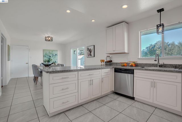 4284 Hillview Dr, Pittsburg, CA 94565