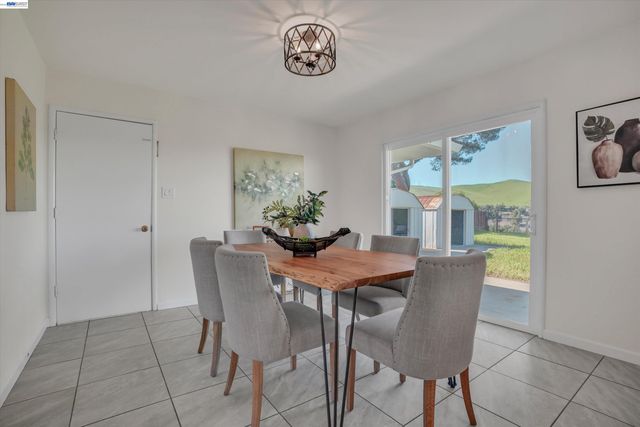 4284 Hillview Dr, Pittsburg, CA 94565