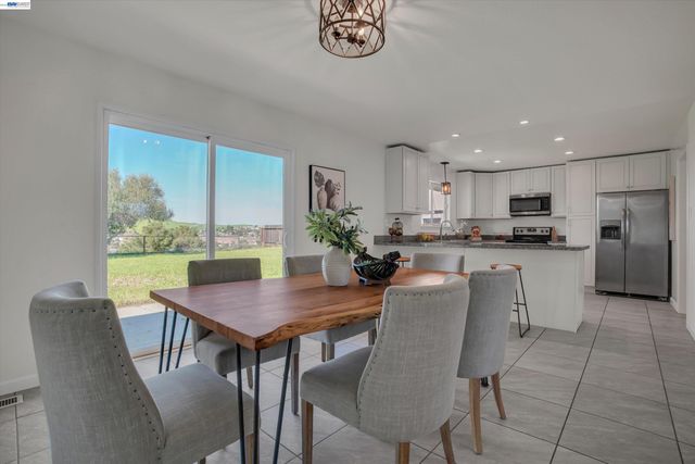 4284 Hillview Dr, Pittsburg, CA 94565