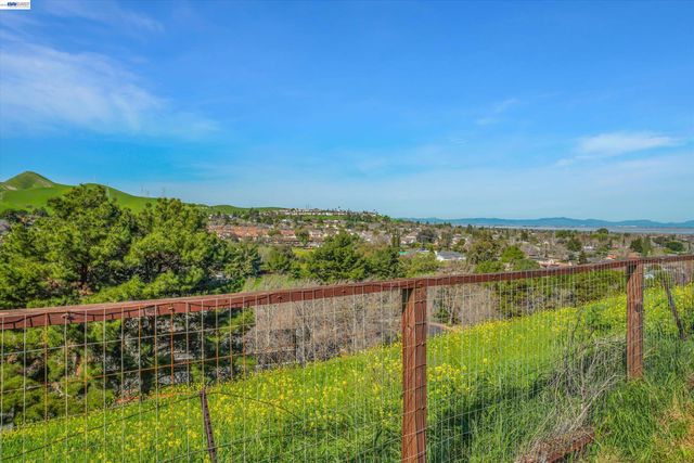 4284 Hillview Dr, Pittsburg, CA 94565