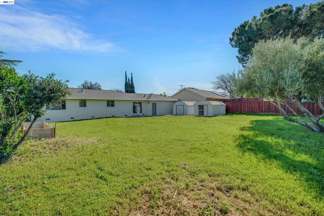 4284 Hillview Dr, Pittsburg, CA 94565