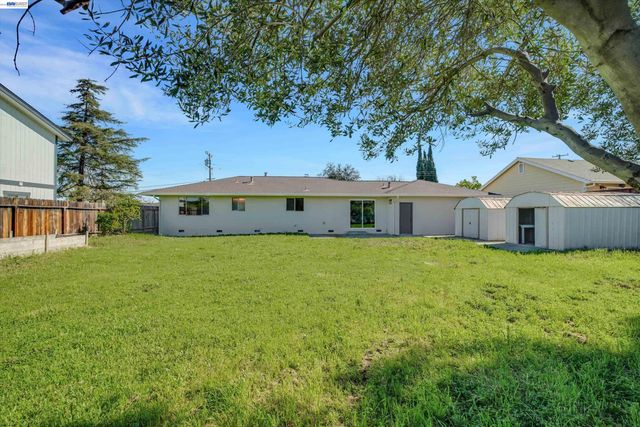 4284 Hillview Dr, Pittsburg, CA 94565