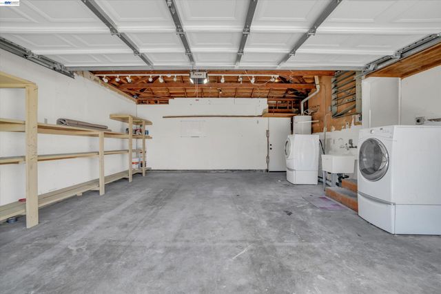 4284 Hillview Dr, Pittsburg, CA 94565