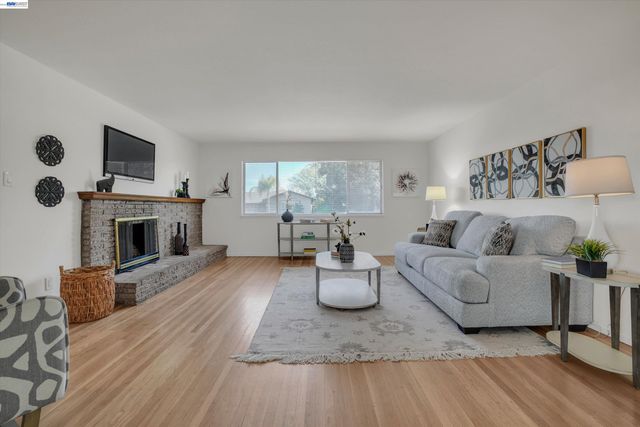 4284 Hillview Dr, Pittsburg, CA 94565