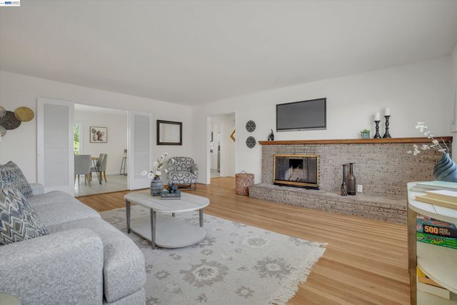 4284 Hillview Dr, Pittsburg, CA 94565