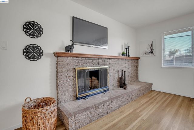 4284 Hillview Dr, Pittsburg, CA 94565