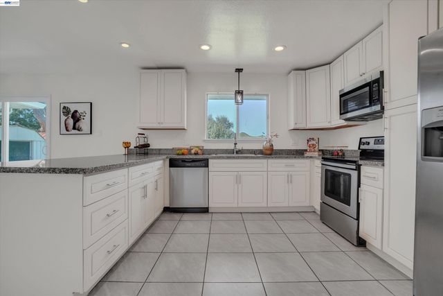 4284 Hillview Dr, Pittsburg, CA 94565