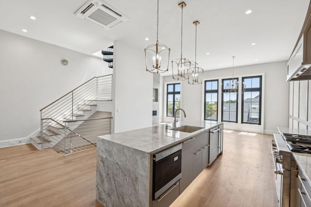 4 Exchange Street, Charleston, SC 29401