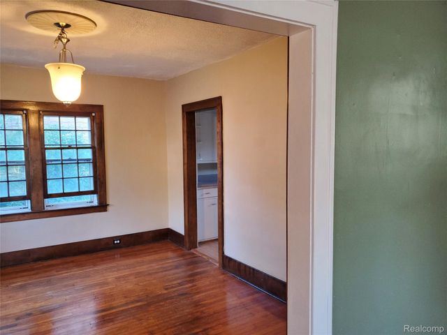 358 W Iroquois Road, Pontiac, MI 48341
