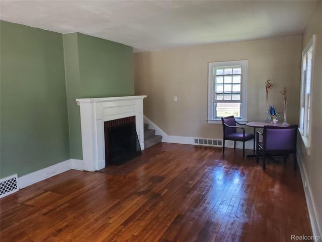 358 W Iroquois Road, Pontiac, MI 48341