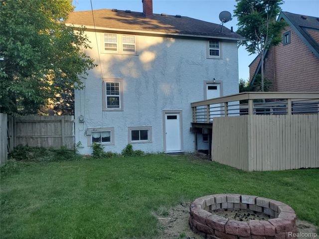 358 W Iroquois Road, Pontiac, MI 48341