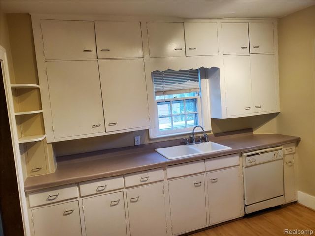 358 W Iroquois Road, Pontiac, MI 48341