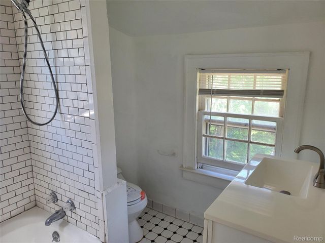358 W Iroquois Road, Pontiac, MI 48341