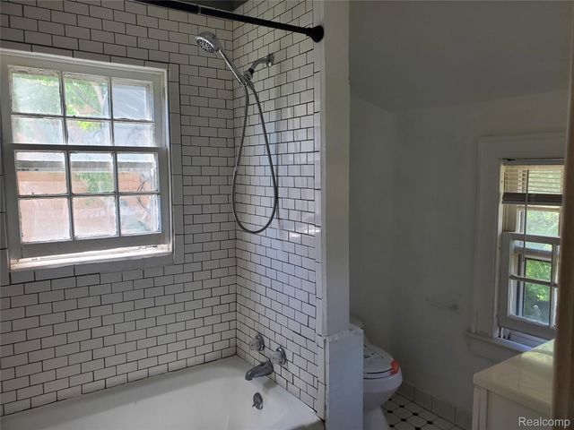 358 W Iroquois Road, Pontiac, MI 48341