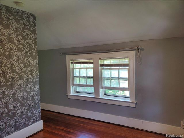 358 W Iroquois Road, Pontiac, MI 48341