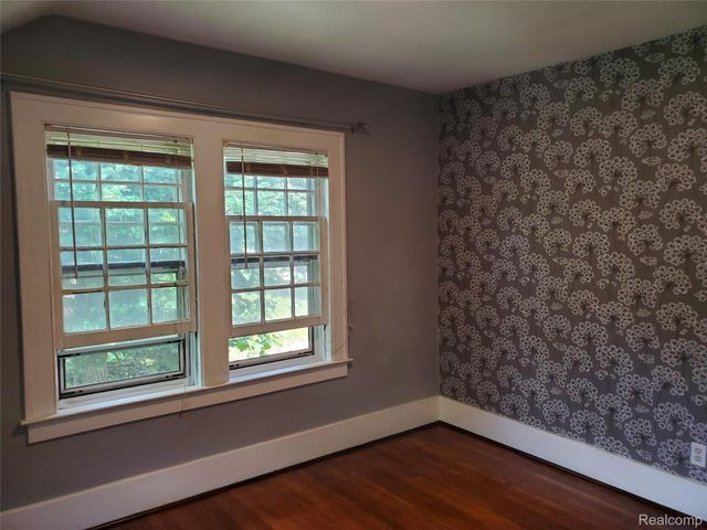 358 W Iroquois Road, Pontiac, MI 48341