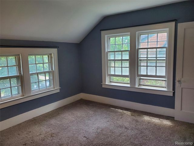 358 W Iroquois Road, Pontiac, MI 48341