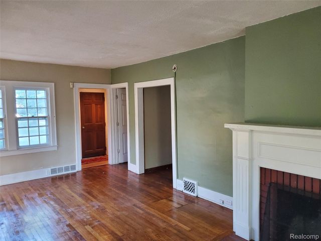 358 W Iroquois Road, Pontiac, MI 48341