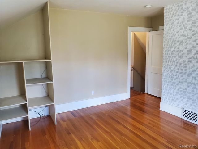 358 W Iroquois Road, Pontiac, MI 48341