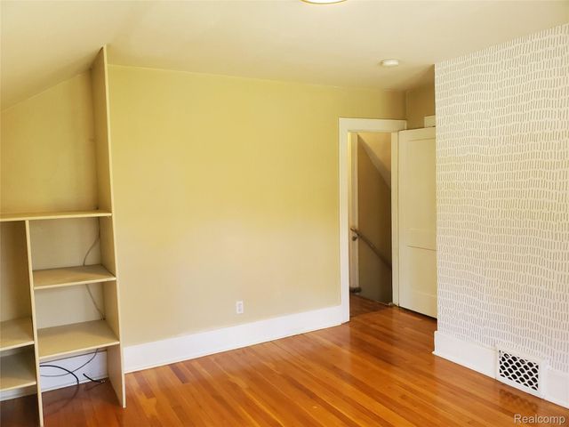 358 W Iroquois Road, Pontiac, MI 48341