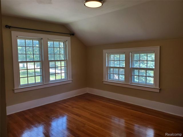 358 W Iroquois Road, Pontiac, MI 48341
