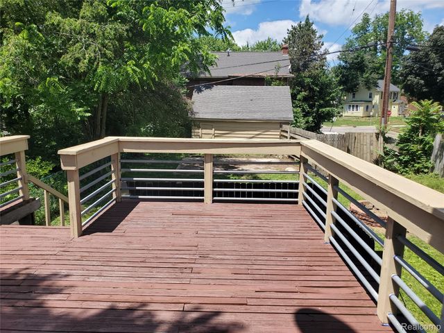 358 W Iroquois Road, Pontiac, MI 48341