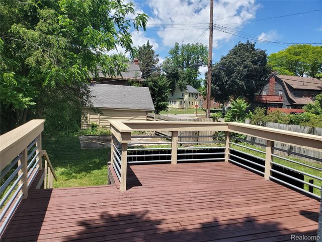 358 W Iroquois Road, Pontiac, MI 48341