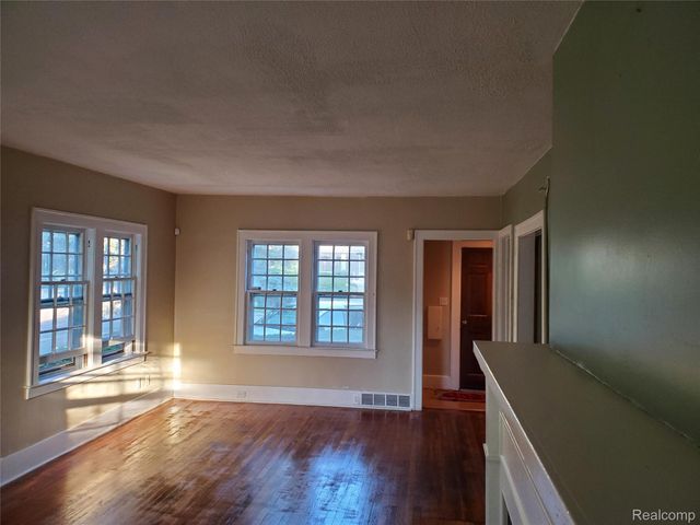 358 W Iroquois Road, Pontiac, MI 48341