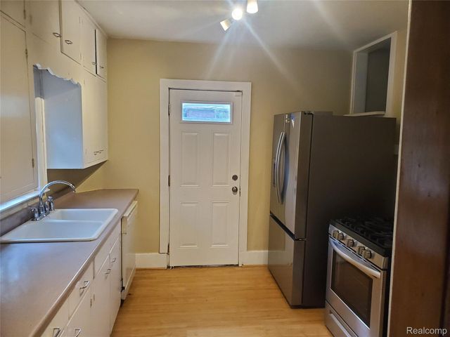 358 W Iroquois Road, Pontiac, MI 48341