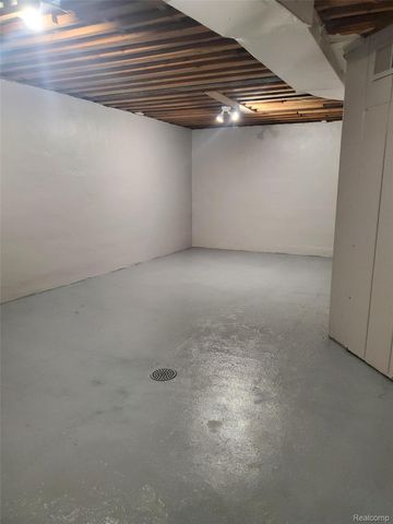 358 W Iroquois Road, Pontiac, MI 48341