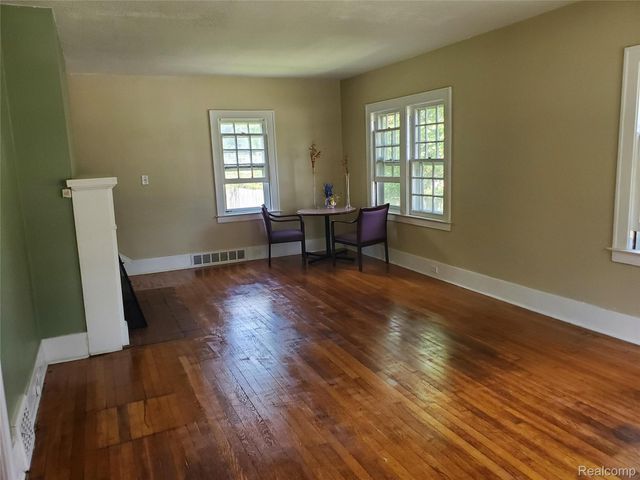 358 W Iroquois Road, Pontiac, MI 48341