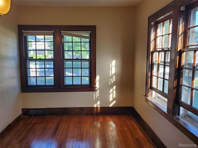 358 W Iroquois Road, Pontiac, MI 48341