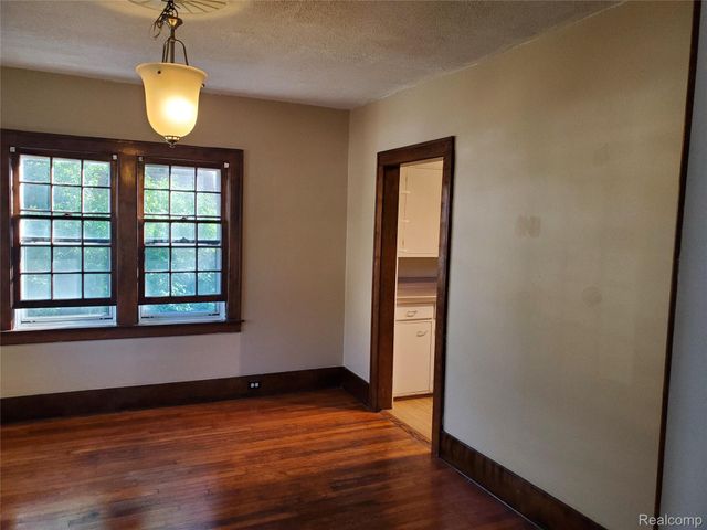358 W Iroquois Road, Pontiac, MI 48341