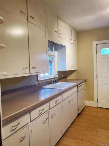 358 W Iroquois Road, Pontiac, MI 48341
