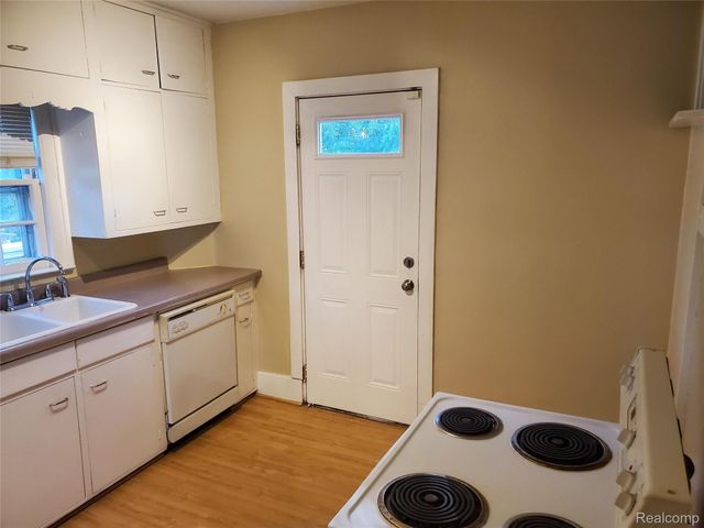 358 W Iroquois Road, Pontiac, MI 48341