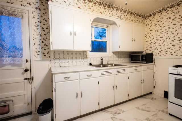 2201 Monterey Drive, St Joseph, MO 64507