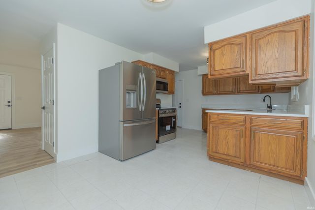 711 Carole Place, Newburgh, IN 47630