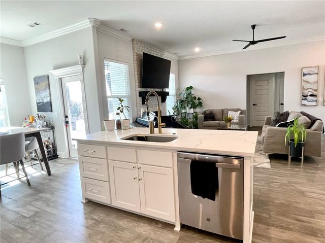 2014 W Chandler Avenue, Rogers, AR 72758