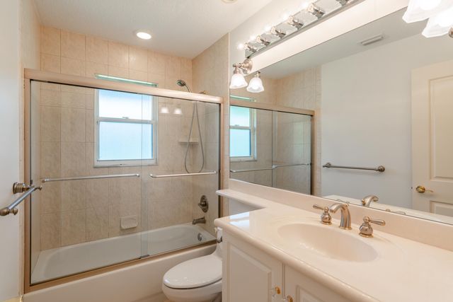 13 Balfour Road W, Palm Beach Gardens, FL 33418