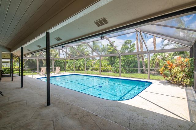 13 Balfour Road W, Palm Beach Gardens, FL 33418