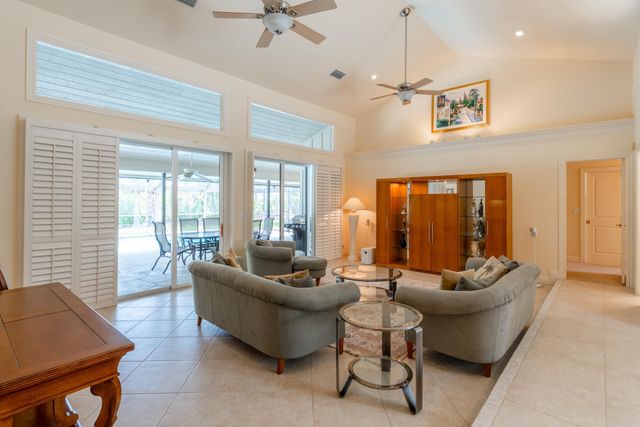 13 Balfour Road W, Palm Beach Gardens, FL 33418